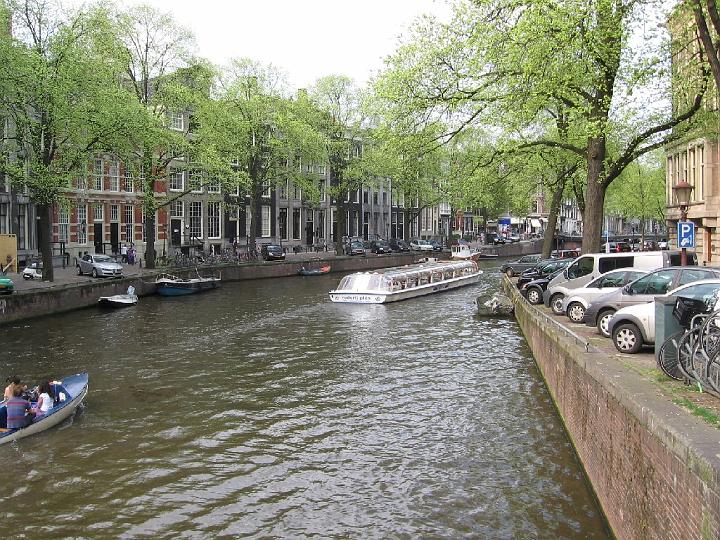 Amsterdam 16.jpg - Der Fischfang, anfangs die bedeutendste Erwerbsquelle, wich allmählich dem Handel. Im Jahr 1580 fuhren Seefahrer der nördlichen Niederlande nach Indien.